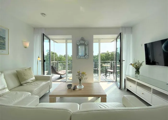 Strandlaeufer Mit Meerblick Und Balkon