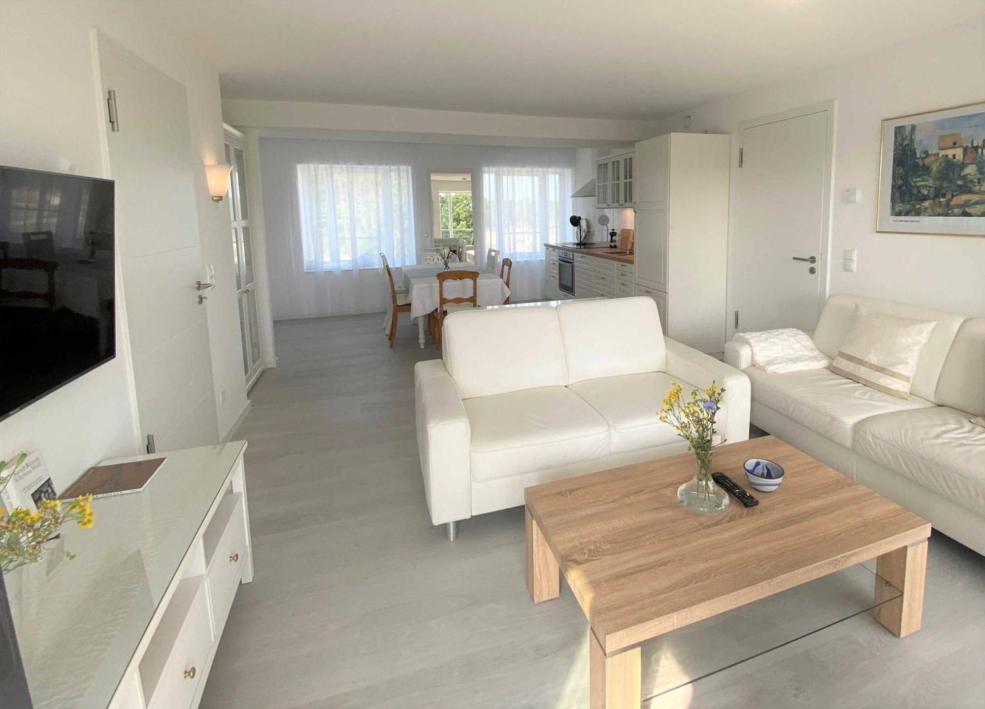 Strandlaeufer Mit Meerblick Und Balkon